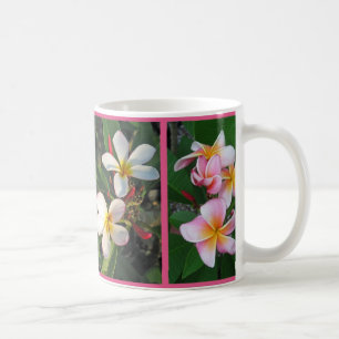 De Café Flores havaianas do Plumeria na colagem na caneca
