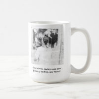 Furo na caneca comemorativa da parede
