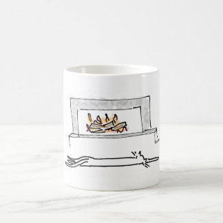 De Café Gato que aprecia a caneca da lareira
