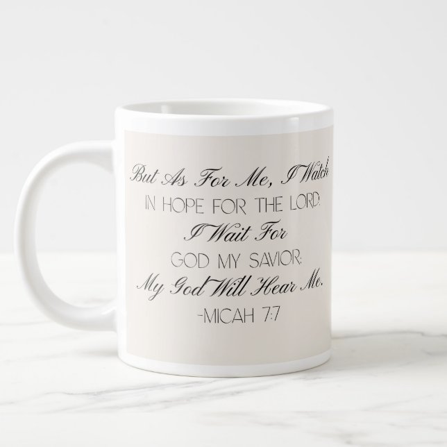 De Café Grande Caneca com versículo da Bíblia Miquéias 7:7 Espera (Esquerda)
