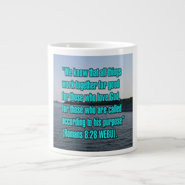 De Café Grande Caneca Romans 8:28 WEBU (Frente)