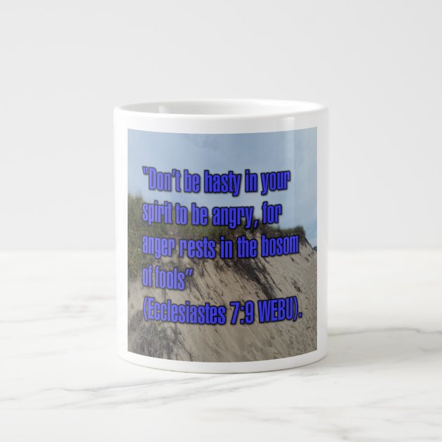 De Café Grande Eclesiastes 7:9 WEBU Caneca (Frente)