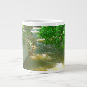 De Café Grande Rio Rushing debaixo da Caneca das Árvores