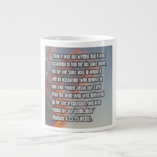 De Café Grande Romanos 4:23-25 WEBU Caneca