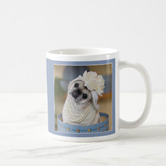 De Café Gretta aumentou na caneca do Pug das pérolas