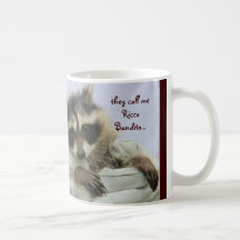 Guaxinim bonito do bandido, roubando sua caneca do