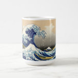 De Café Hokusai a grande caneca da onda<br><div class="desc">Hokusai a grande caneca da onda. Impressão japonês do woodblock desde 1830-1833. Um dos trabalhos de arte japoneses os mais famosos no mundo, onda de Hokusai a grande fora de Kanagawa é a primeira entrada em suas trinta e seis opiniões de Monte Fuji. A montanha própria pode ser vista no...</div>