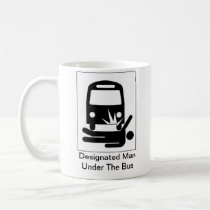 De Café Homem designado sob a caneca do ônibus