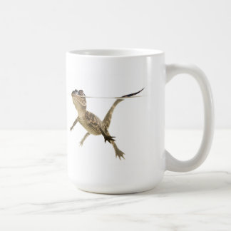 De Café Jacaré da natação na caneca branca do fundo