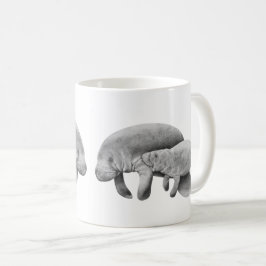 De Café Mãe do peixe-boi com caneca da vitela