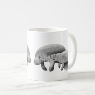 De Café Mãe do peixe-boi com caneca da vitela