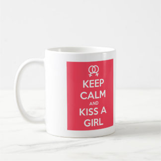 De Café Mantenha a calma e beije uma caneca da menina