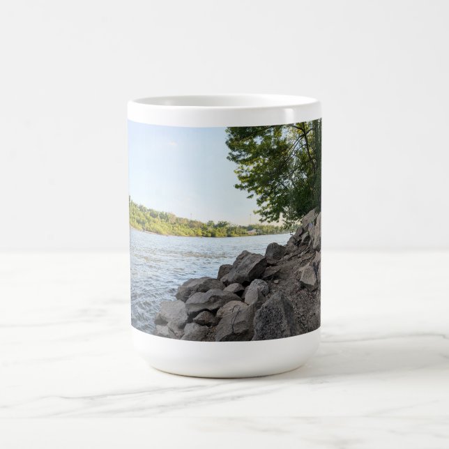 De Café Margem Rochosa do Rio com Árvores — Caneca da Natu (Centro)