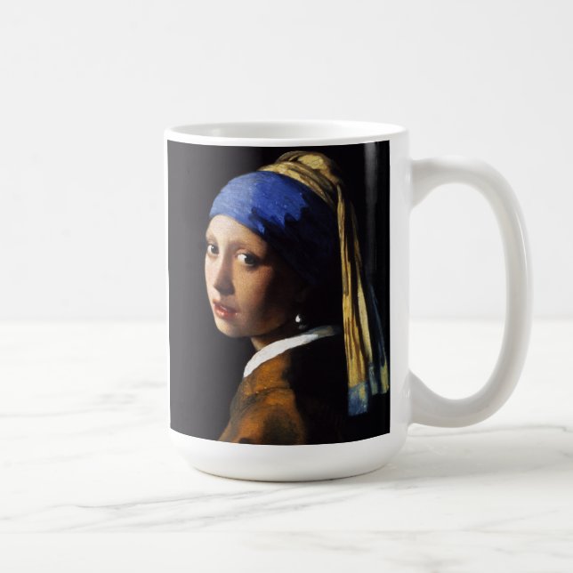 De Café Menina com uma caneca do brinco da pérola (Direita)