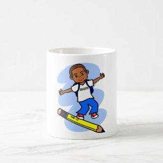 De Café Menino que surfa na caneca amarela do lápis