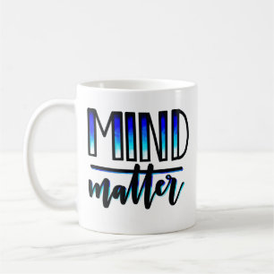 De Café Mente sobre a caneca preta e azul da matéria -