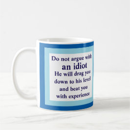 De Café não discuta com um idiota, ele… Caneca branca