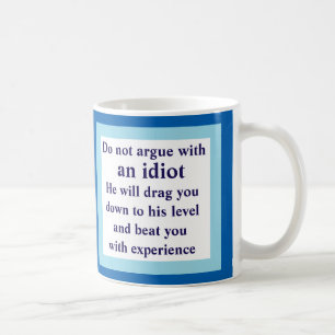De Café não discuta com um idiota, ele… Caneca branca