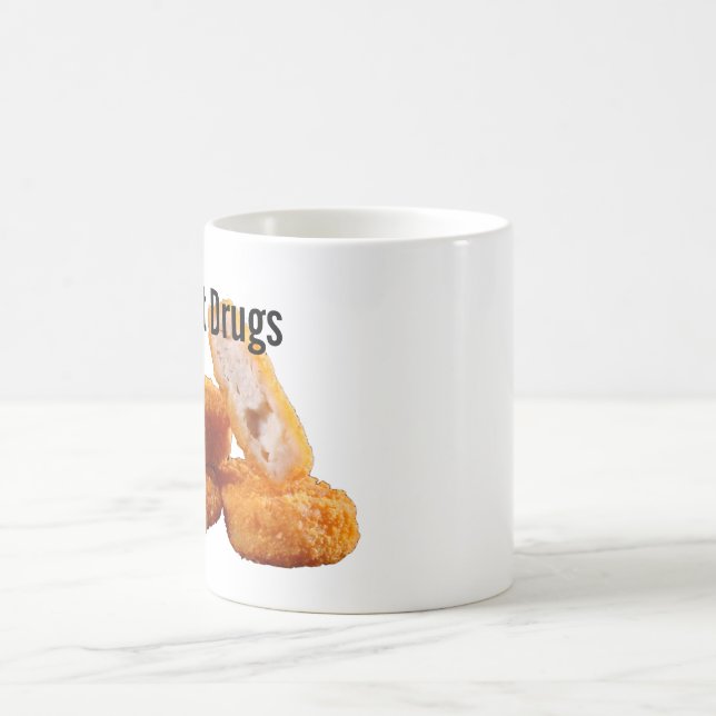 De Café Nugs não droga a caneca engraçada (Centro)