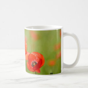 De Café Papoilas em uma caneca do campo da papoila
