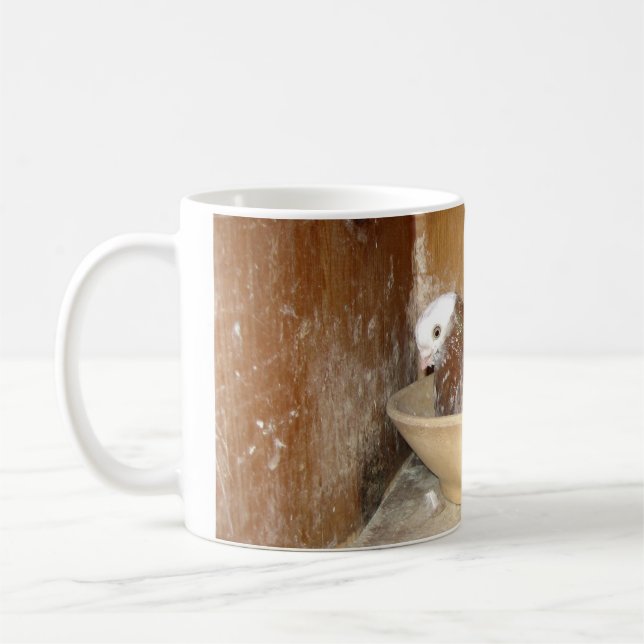 De Café Pombo em sua caneca da bacia do ninho (Esquerda)