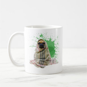 De Café Pug em um tapete em uma caneca