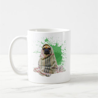 De Café Pug em um tapete em uma caneca