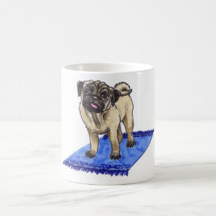 De Café Pug No.98 em um tapete em uma caneca