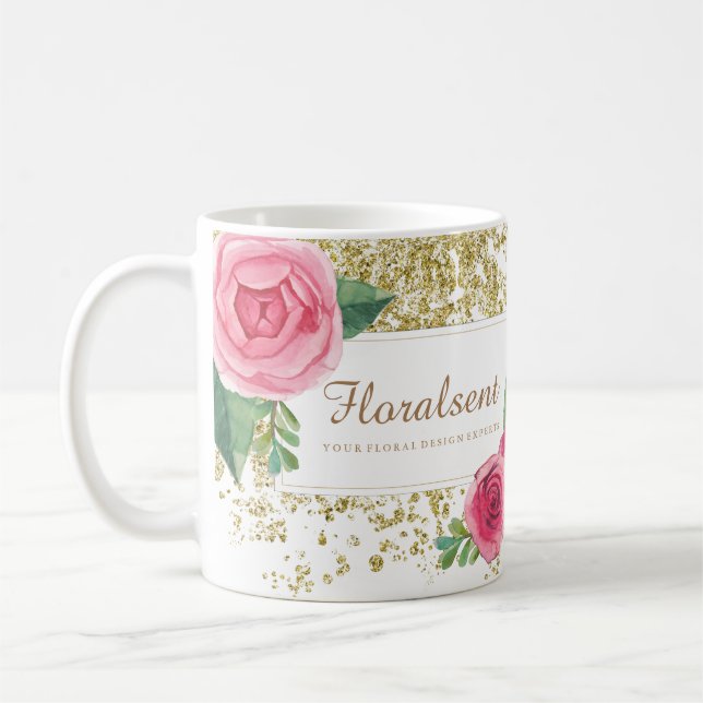 De Café Rosas bonitos da Aquarela com a caneca Dourado do (Esquerda)
