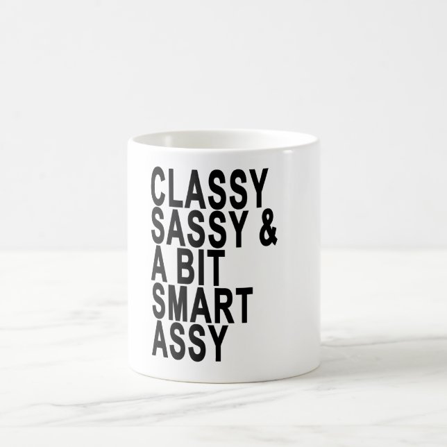 De Café Sassy elegante e uma caneca engraçada das citações (Centro)