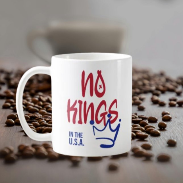 De Café Sem reis na caneca clássica dos EUA - Vermelho e A (Criador carregado)