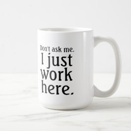 De Café Só trabalho aqui caneca