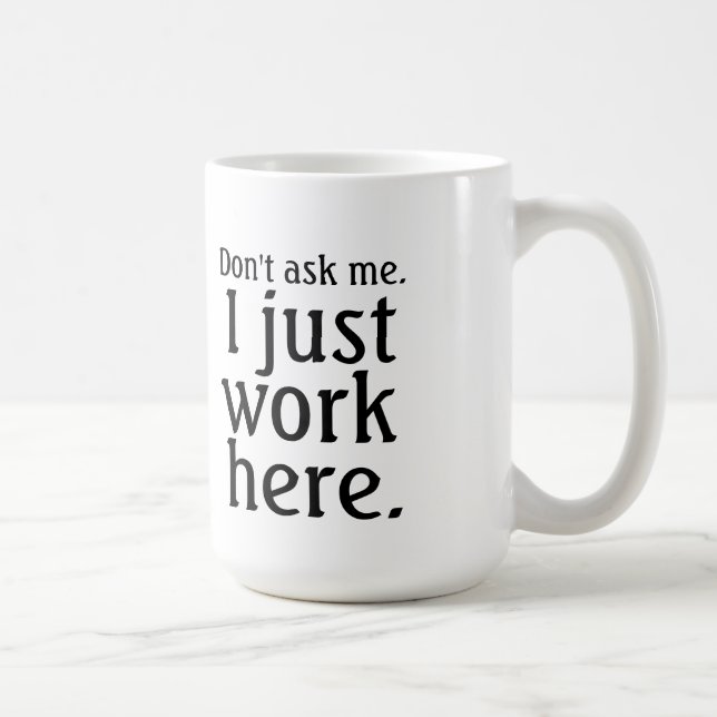 De Café Só trabalho aqui caneca (Direita)