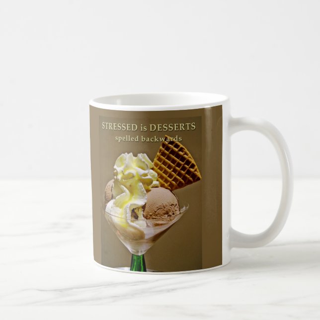 De Café STRESSED é - caneca para trás soletrada SOBREMESAS (Direita)