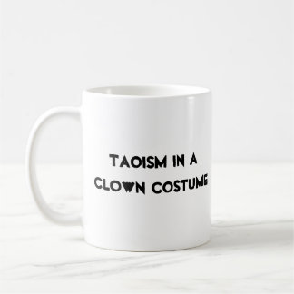 De Café Taoísmo em uma caneca do traje do palhaço
