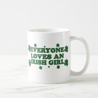 De Café Todos ama uma caneca irlandesa da menina