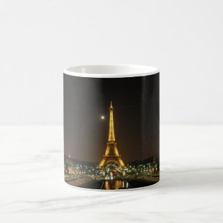 De Café Torre Eiffel na caneca da noite