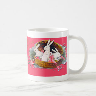 De Café Três coelhos em uma caneca da cesta