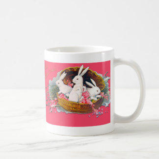 De Café Três coelhos em uma caneca da cesta