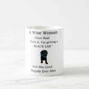 De Café Uma mulher sábia disse caneca para Labrador Negro