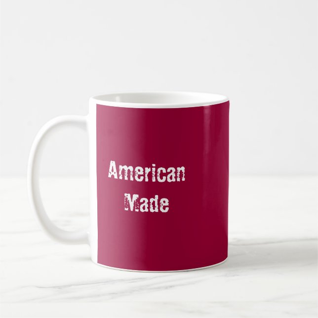 De Café Vermelho feito americano da caneca (Esquerda)