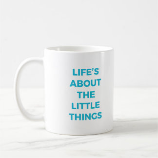 De Café Vida sobre a caneca pequena das coisas
