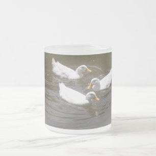 De Café Vidro Jateado Patos brancos que nadam a caneca