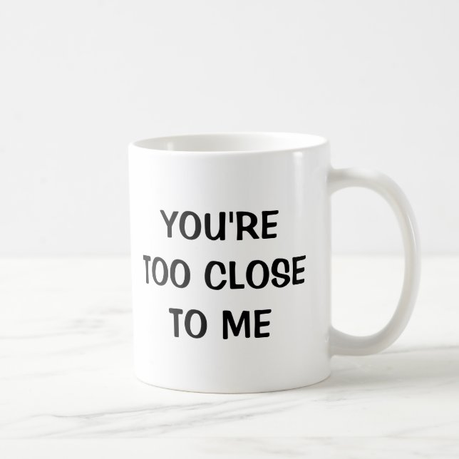 De Café Você é demasiado próximo a mim - caneca engraçada (Direita)