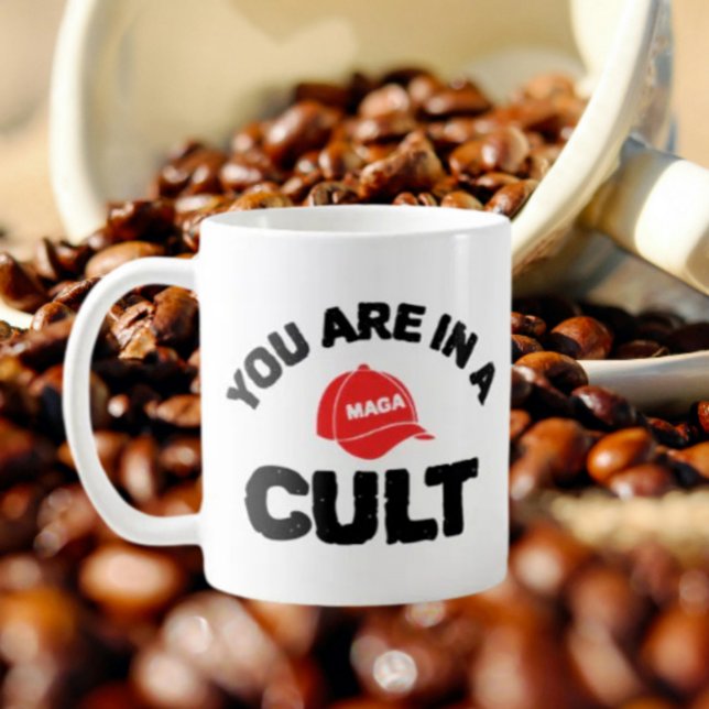 De Café Você Está Em Um Culto! | Caneca Clássica Anti-MAGA (Criador carregado)