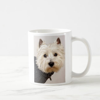 De Café Westie na camisola em uma caneca