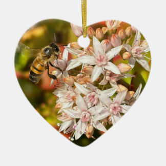 De Cerâmica Abelha, Ornamento