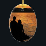 De Cerâmica Amantes no ornamento do lago sunset<br><div class="desc">Este ornamento da fotografia das belas artes caracteriza dois amantes na silhueta que apreciam o por do sol no lago Cayuga em Ithaca, NY. Este é um dos lagos finger do norte do estado de New York. Alaranjado, amarelo bonitos e ouro colorem as ondas e as ondinhas em um teste...</div>