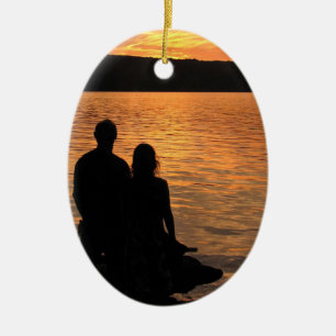 De Cerâmica Amantes no ornamento do lago sunset