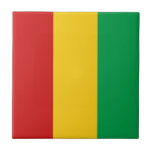 De Cerâmica Azulejo cerâmico com bandeira guineense<br><div class="desc">Este design consiste na bandeira guineense remodelada espertamente para ajustado da superfície do azulejo quadrado. Um item decorativo e útil que daria um presente perfeito para aqueles que gostam de se lembrar da Guiné Conacri.</div>